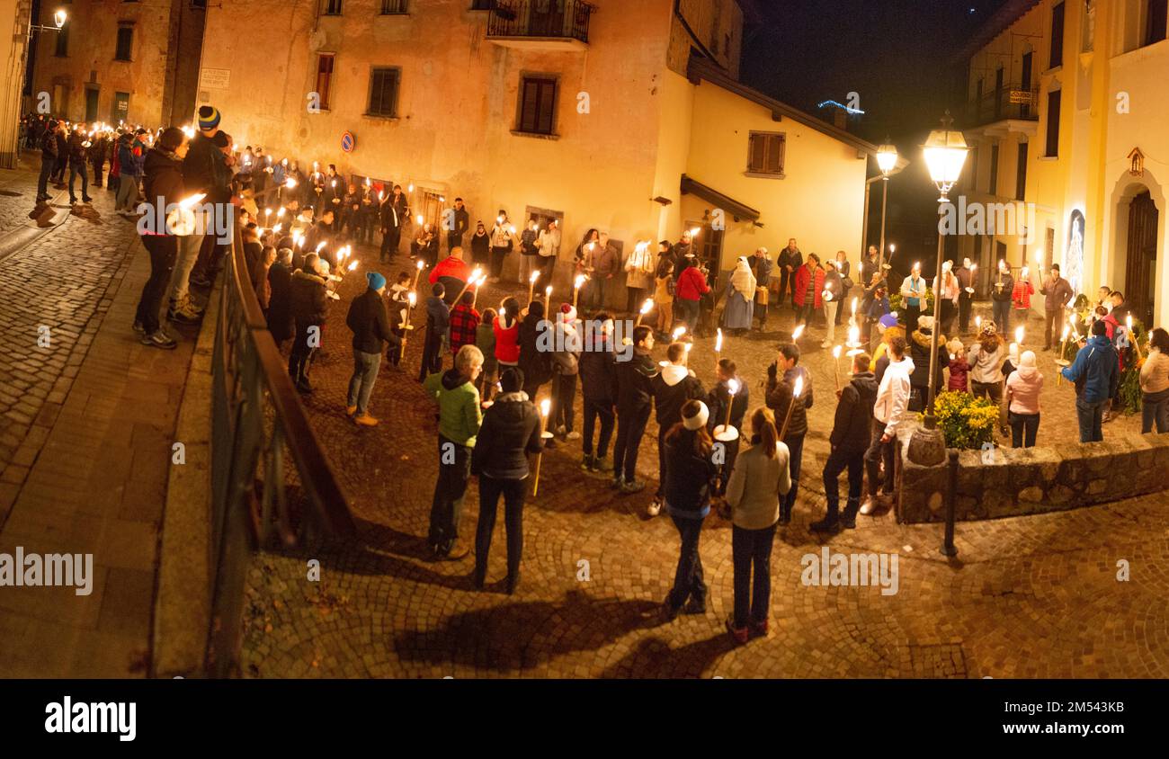 Serina Italie 24 décembre 2022: Personnes avec des torches marchant vers la cabane pour célébrer le jour de noël Banque D'Images