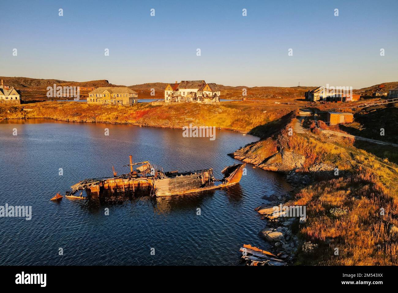 Vieux bateaux de pêche cassés dans l'eau sur la rive. Banque D'Images