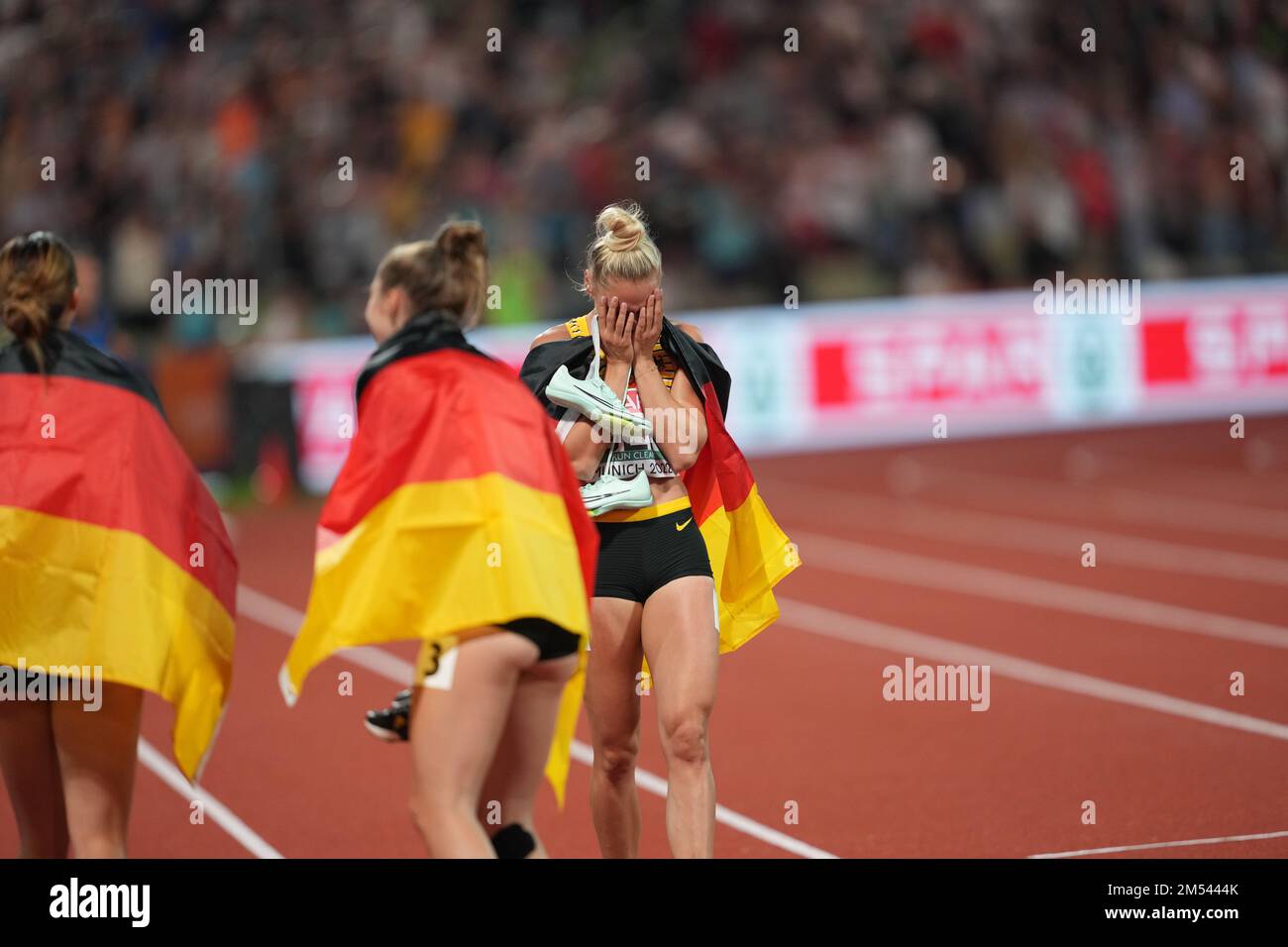 Championnats d'Europe, Olympiastadion, relais final 4x100 mètres, femmes, finale, Lisa Meyer (Allemagne) pleurant avec joie après avoir gagné la course. Banque D'Images