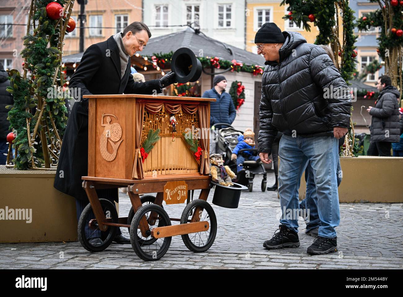 Varsovie, Pologne. 25th décembre 2022. Un organiste avec un orgue à canon prend le chapeau pour remercier un homme pour un don à Varsovie, en Pologne, le 25 décembre 2022. (Photo de Jaap Arriens/Sipa USA) crédit: SIPA USA/Alay Live News Banque D'Images