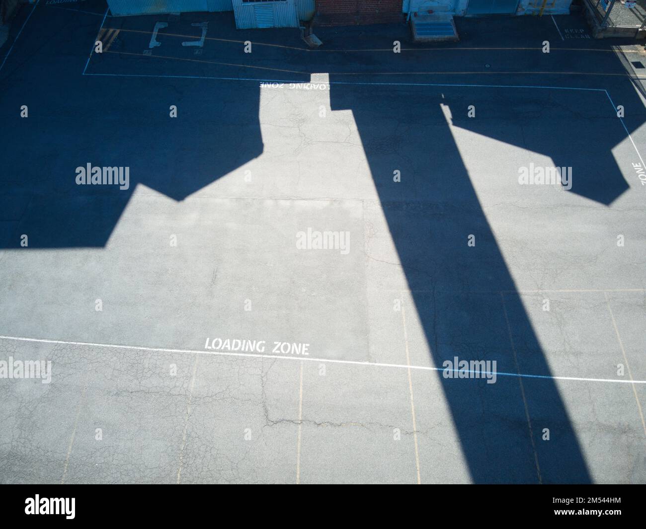 Vue aérienne de la silhouette du bâtiment d'usine montrant la cheminée d'usine et le stockage d'entrepôt, Castlemaine, Victoria, Australie. Banque D'Images