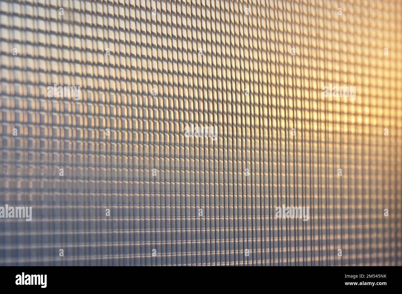 Lumière du soleil à travers une surface en plastique translucide défoqué avec des cellules. Peut être utilisé comme arrière-plan ou texture abstrait. Banque D'Images