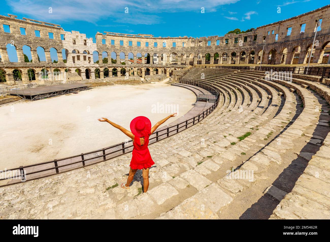 Une jeune fille touristique qui visite le Colisée de Pula, situé à Istria, en Croatie, peut admirer un amphithéâtre romain bien entretenu. Cette structure a été créée par Banque D'Images