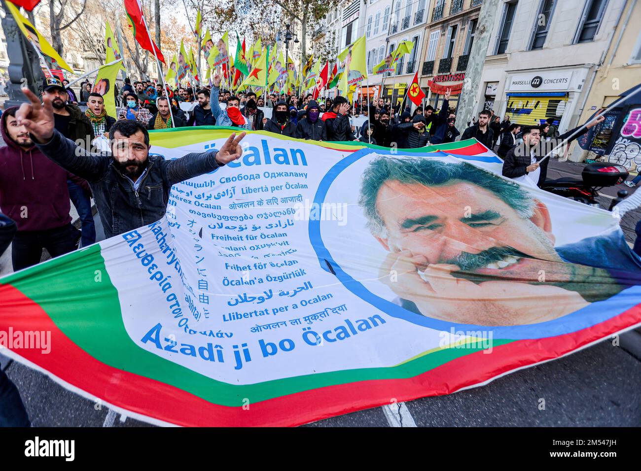 Marseille, France. 24th décembre 2022. Les manifestants tiennent une bannière pendant la manifestation. Après les coups de feu tirés près d'un centre culturel kurde à Paris ce vendredi, 23rd et la mort de trois personnes, plusieurs rassemblements de soutien à la communauté kurde ont été enregistrés comme celui-ci à Marseille. (Photo de Denis Taust/SOPA Images/Sipa USA) crédit: SIPA USA/Alay Live News Banque D'Images