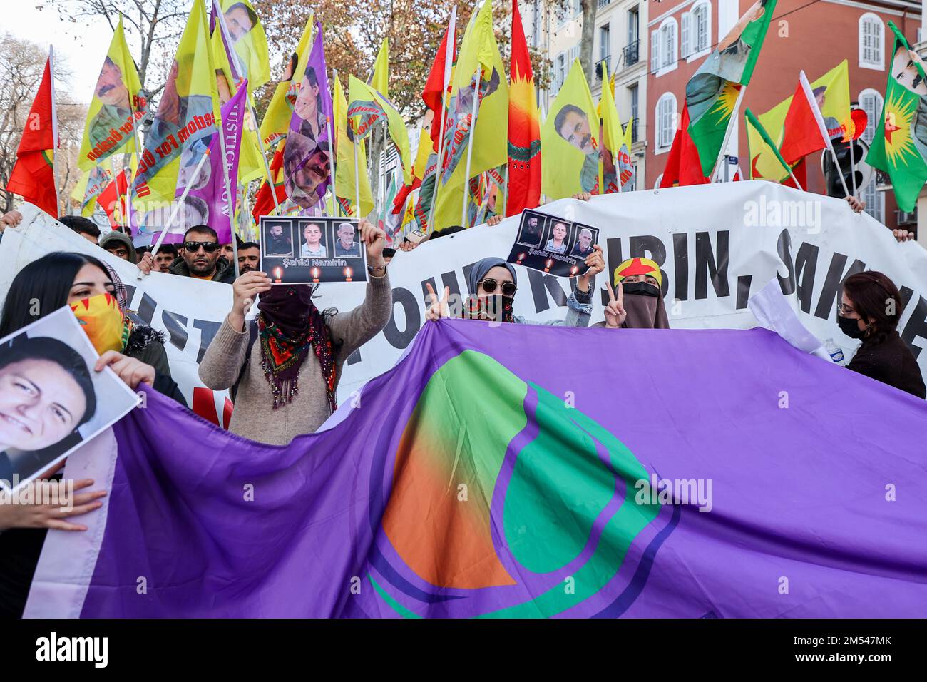 Marseille, France. 24th décembre 2022. Les manifestants branle des drapeaux pendant la manifestation. Après les coups de feu tirés près d'un centre culturel kurde à Paris ce vendredi, 23rd et la mort de trois personnes, plusieurs rassemblements de soutien à la communauté kurde ont été enregistrés comme celui-ci à Marseille. (Photo de Denis Taust/SOPA Images/Sipa USA) crédit: SIPA USA/Alay Live News Banque D'Images