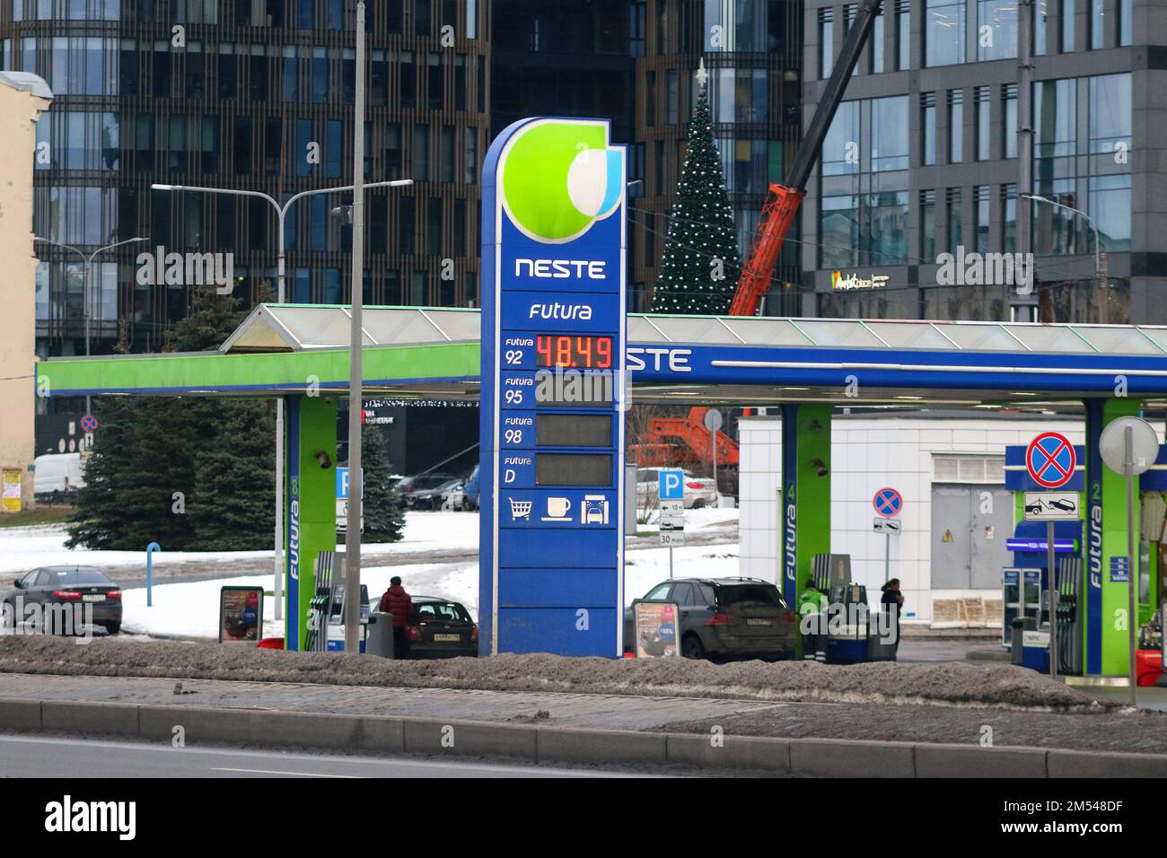 Saint-Pétersbourg, Russie. 24th décembre 2022. La station-service finlandaise Neste poursuit ses travaux à St. Petersbourg, sur le remblai Malookhtinskaya. (Photo de Maksim Konstantinov/SOPA Images/Sipa USA) crédit: SIPA USA/Alay Live News Banque D'Images