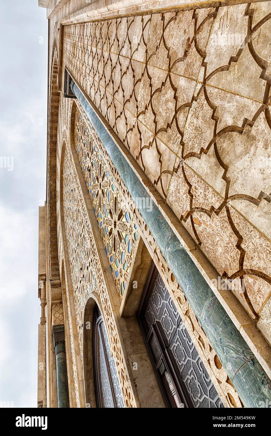 Magnifique façade de la mosquée Hassan II, arabesque, ornements, architecture, vue d'en dessous, Casablanca, Maroc Banque D'Images