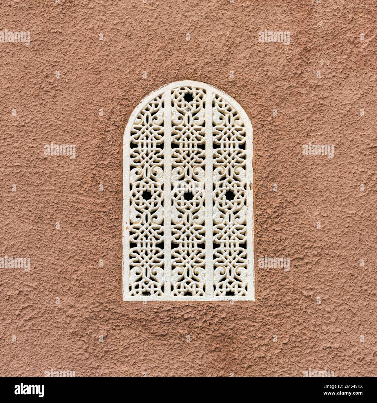 Fenêtre avec treillis blanc dans un mur de couleur terre cuite, ornements, motif arabesque, style architectural mauresque, Cortijo Cabrera, Almeria Banque D'Images