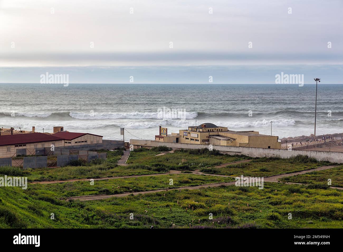 Restaurant et cimetière musulman au bord de la mer, vue d'en haut, Rabat, Rabat-sale-Kenitra, Maroc Banque D'Images