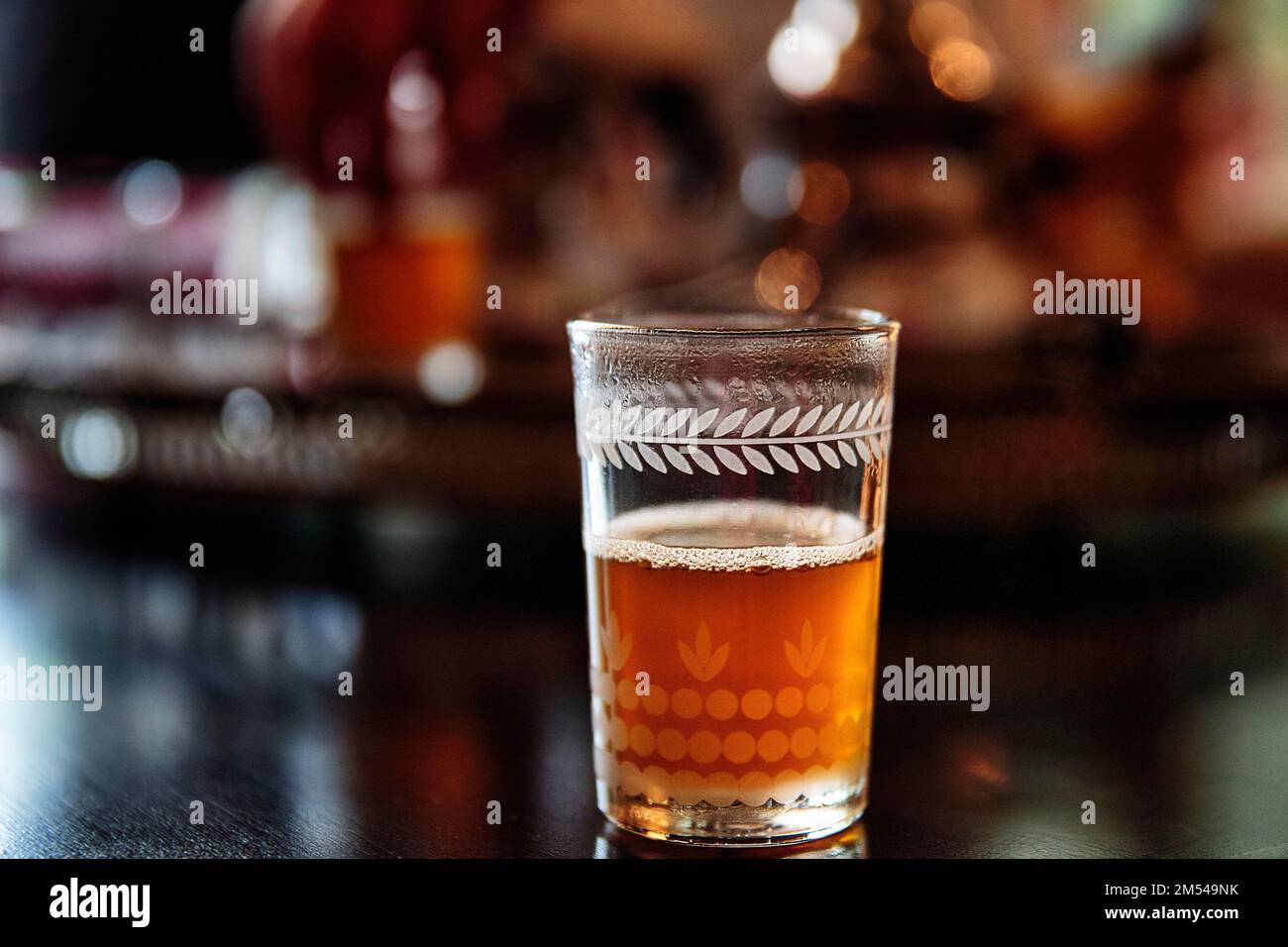 Thé chaud à la menthe dans un verre, spécialité, Marrakech, Maroc Banque D'Images