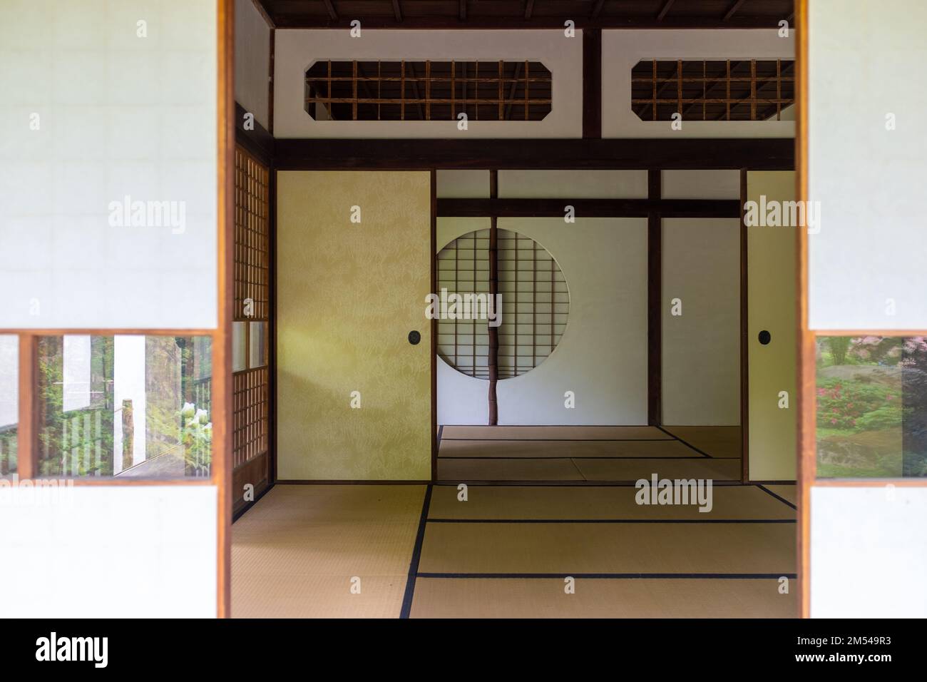 L'intérieur d'une maison japonaise traditionnelle vue de l'extérieur. Pris un jour de printemps couvert. Banque D'Images