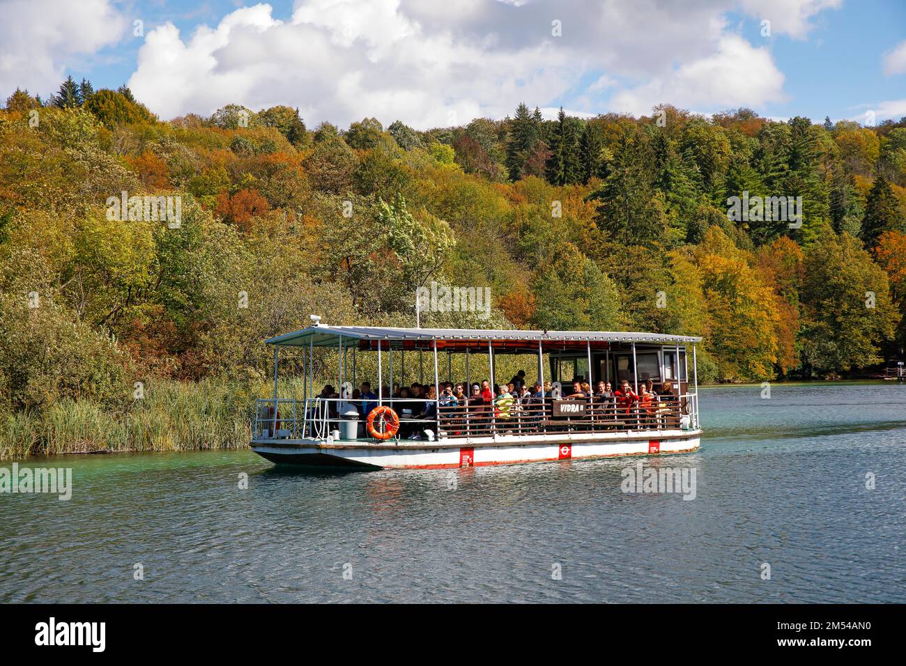 Excursion en bateau dans le parc national des lacs de Plitvice, site classé au patrimoine mondial de l'UNESCO, Croatie Banque D'Images
