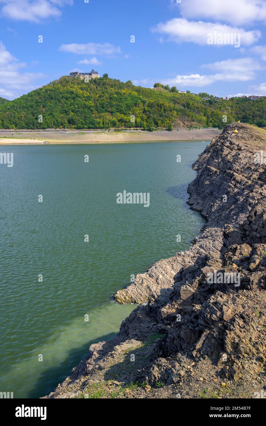 Edersee avec le château de Waldeck à basse eau, Hesse, Allemagne Banque D'Images