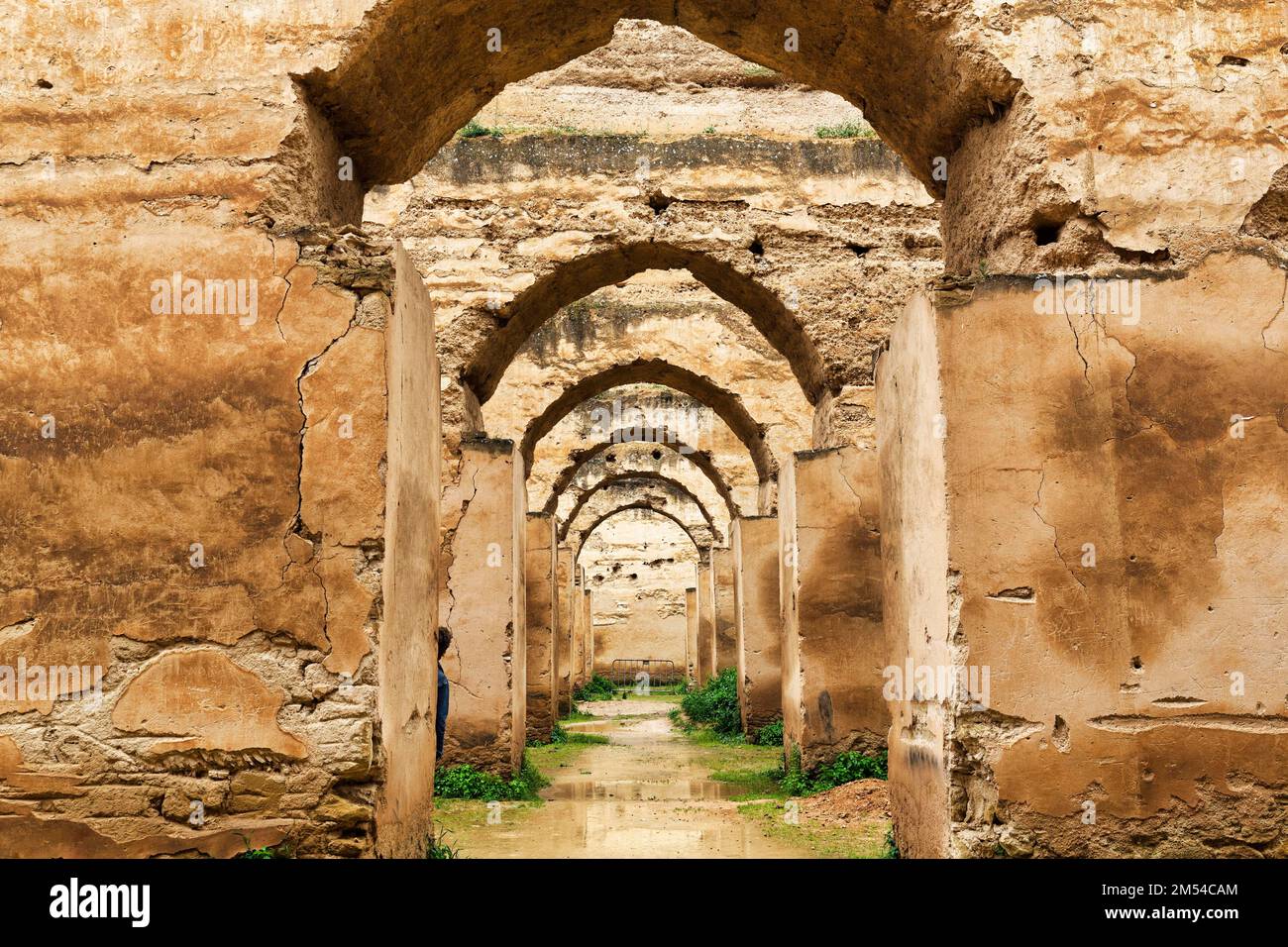 Arches sans fin en argile, ruines des anciennes écuries royales, complexe du palais Heri es-Souani, site classé au patrimoine mondial de l'UNESCO, ensemble de films Banque D'Images