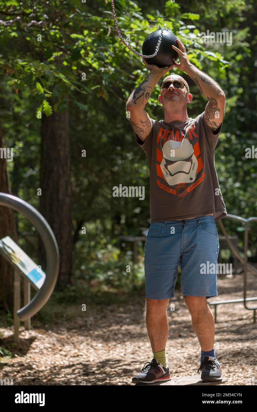 Homme jouant au basket-ball sur un sentier de rognage, Bavière, Allemagne Banque D'Images