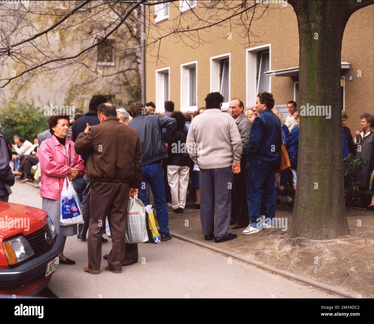 Le gymnase a également été utilisé. Immigrants et réfugiés étrangers en Rhénanie-du-Nord-Westphalie sur 28. 10. 1988 à Unna-Massen. Depuis les chambres Banque D'Images