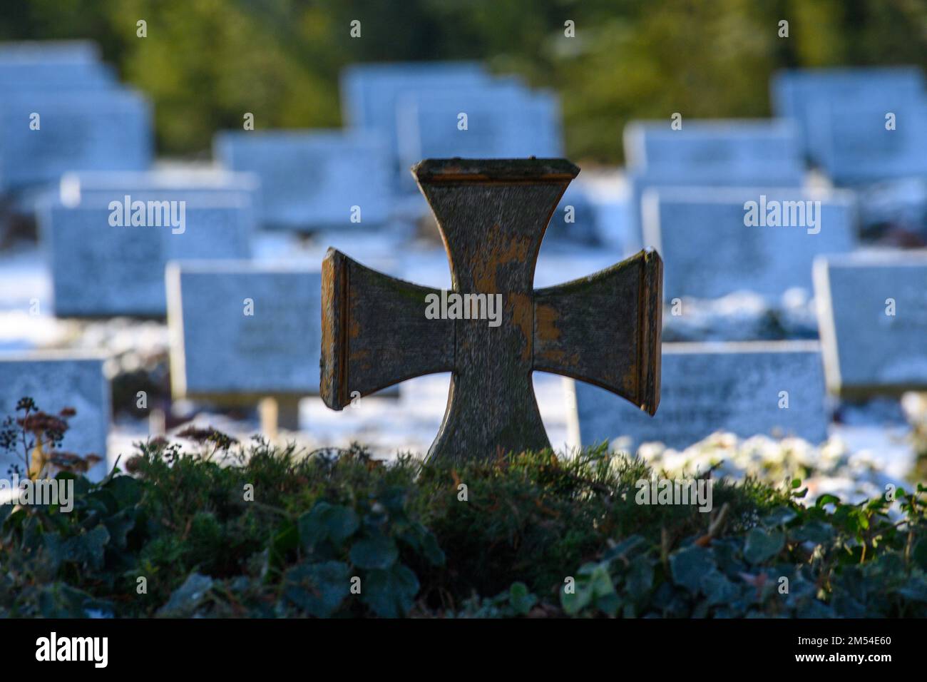 Stendal, Allemagne. 15th décembre 2022. Une « croix de fer » en bois se dresse devant les tombes avec des plaques nominatives sur une tombe de guerre pour les soldats de Wehrmacht tués pendant la Seconde Guerre mondiale Credit: Klaus-Dietmar Gabbert/dpa/Alay Live News Banque D'Images