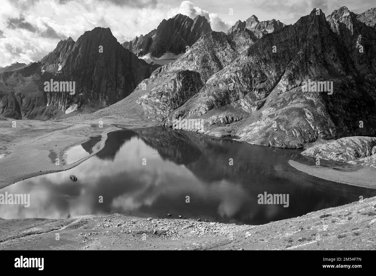 Une échelle de gris d'un champ avec le Sonamarg Hill Trek en arrière-plan, Jammu et Cachemire, Inde Banque D'Images