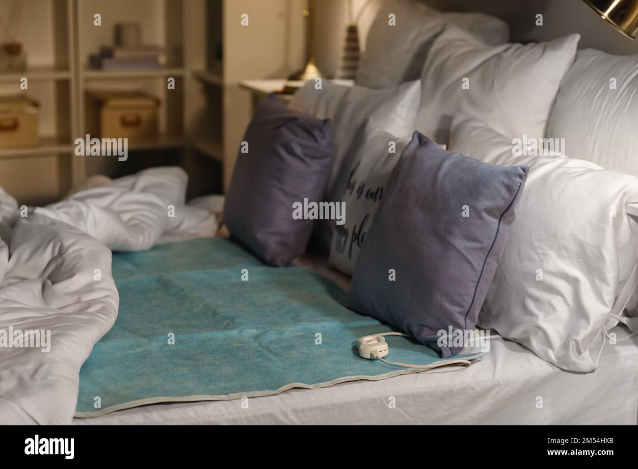 Lit avec chauffage électrique dans la chambre la nuit Photo Stock - Alamy