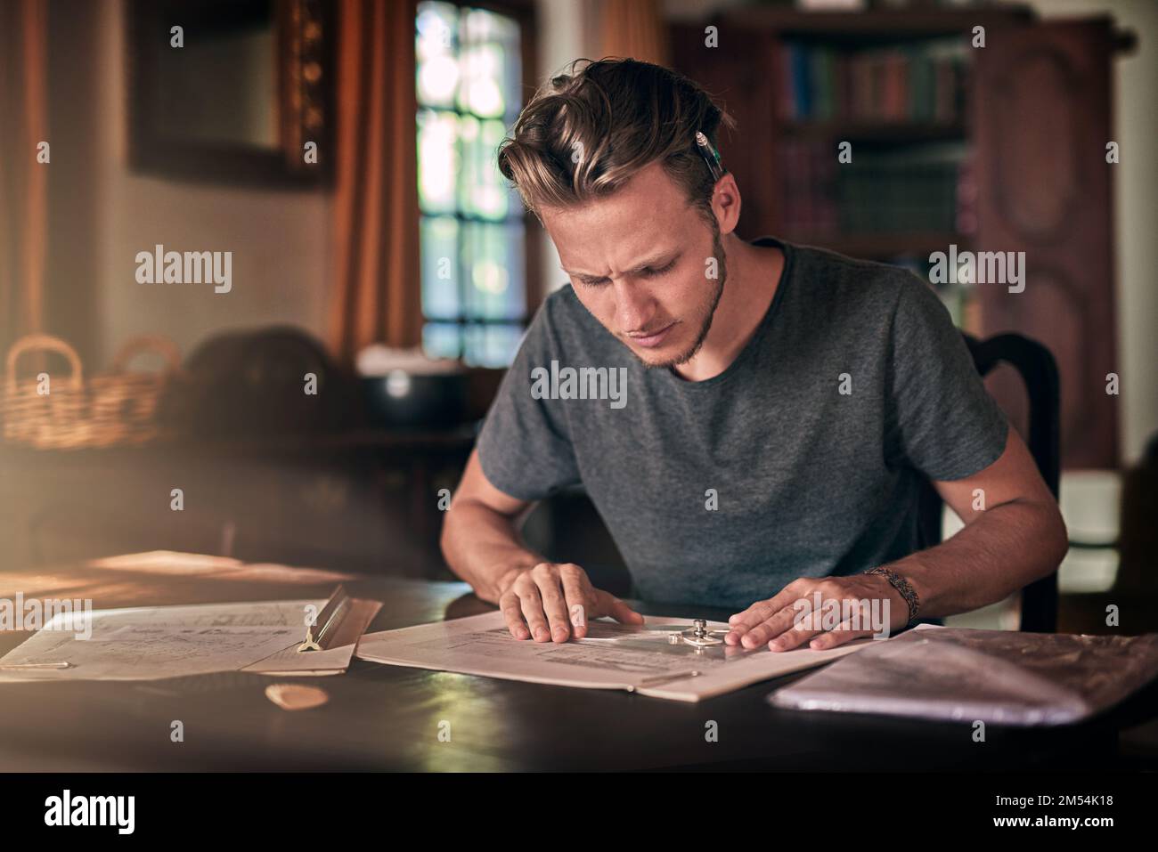 Fléchir les muscles de son cerveau. un jeune étudiant diligent faisant un devoir à la maison. Banque D'Images