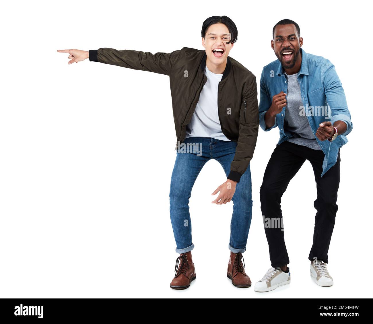 Votre texte est magnifique. Prise de vue en longueur d'un deux jeunes hommes debout sur fond blanc. Banque D'Images