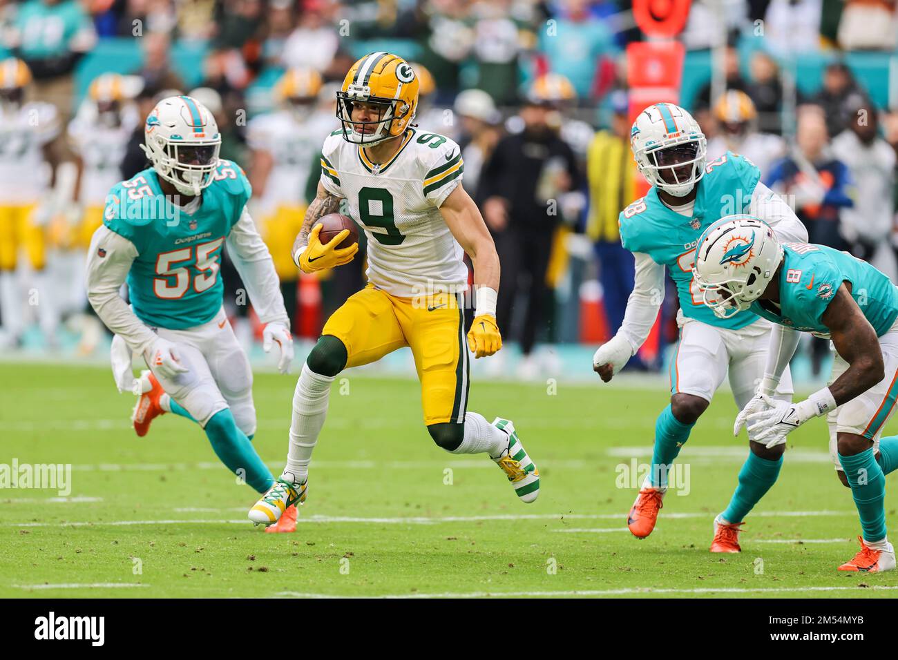 Miami. FL USA; le grand receveur de Green Bay Packers Christian Watson (9) fait une réception et court avec le ballon tout en étant poursuivi par les Dolphins de Miami Corner ba Banque D'Images