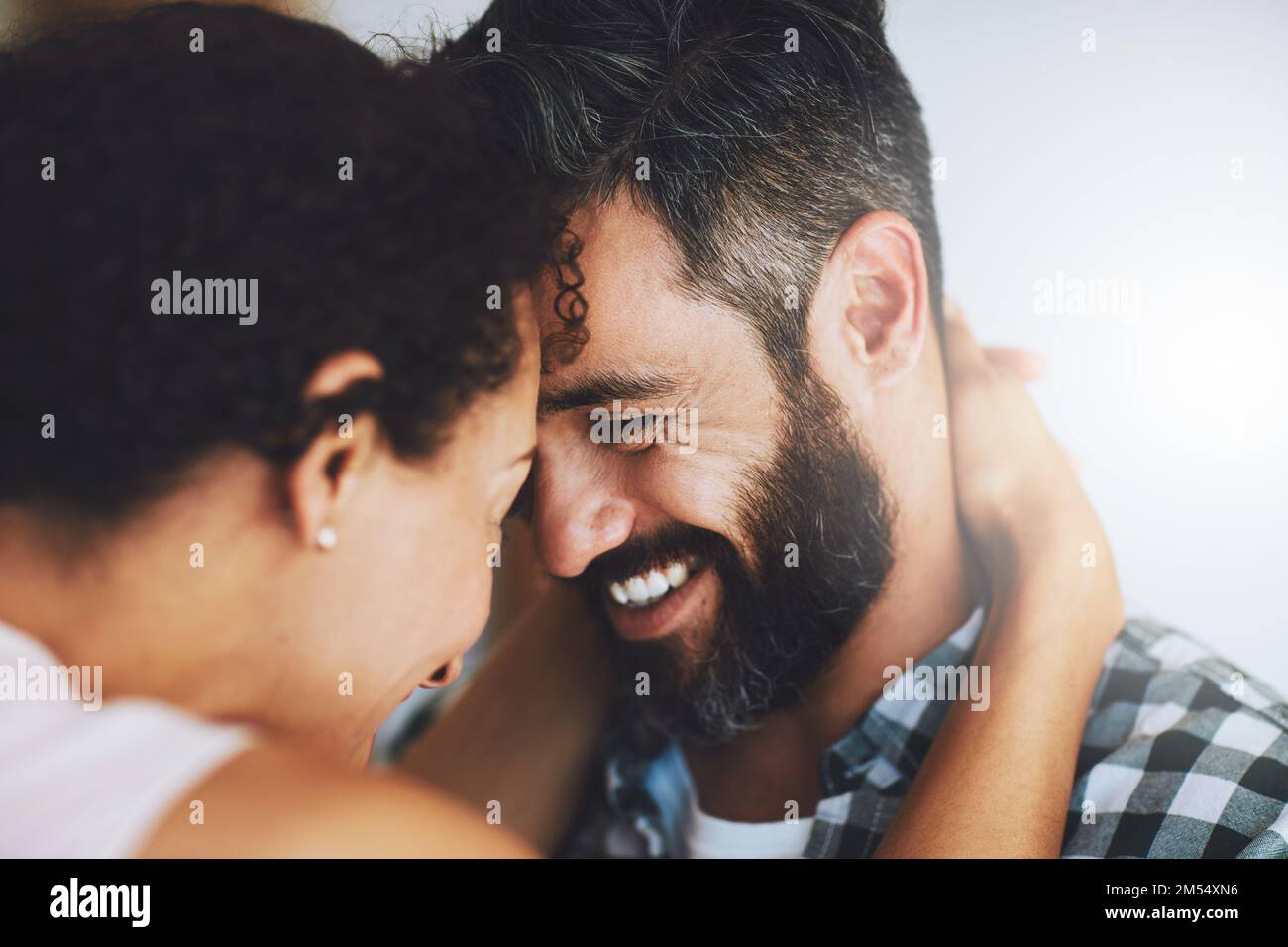 Vraiment, fou, profondément amoureux. un couple heureux partageant un moment affectueux à la maison. Banque D'Images