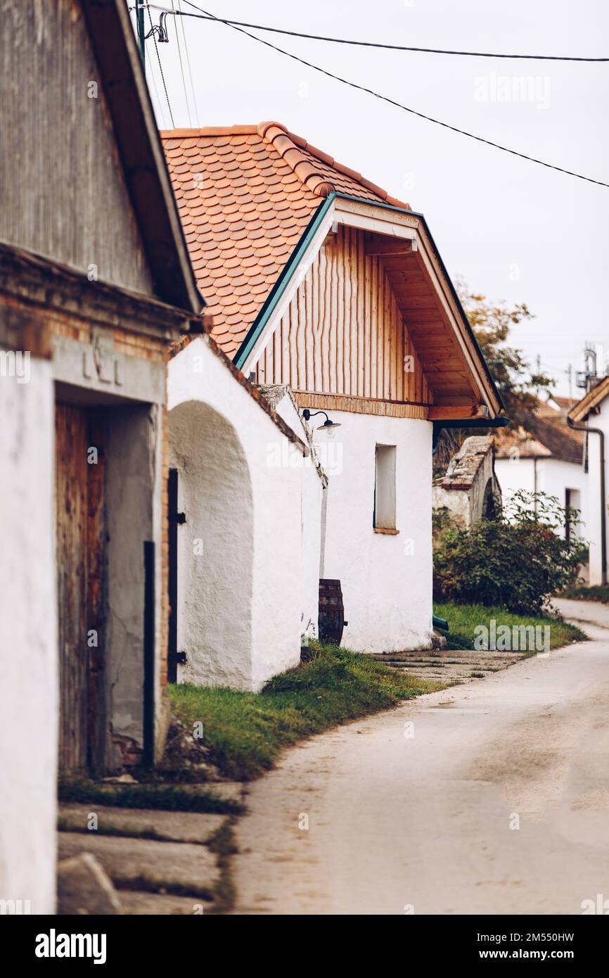 Rue de la cave à vin traditionnelle à Zellerndorf, la région autrichienne de Weinviertel en été et en automne. Banque D'Images