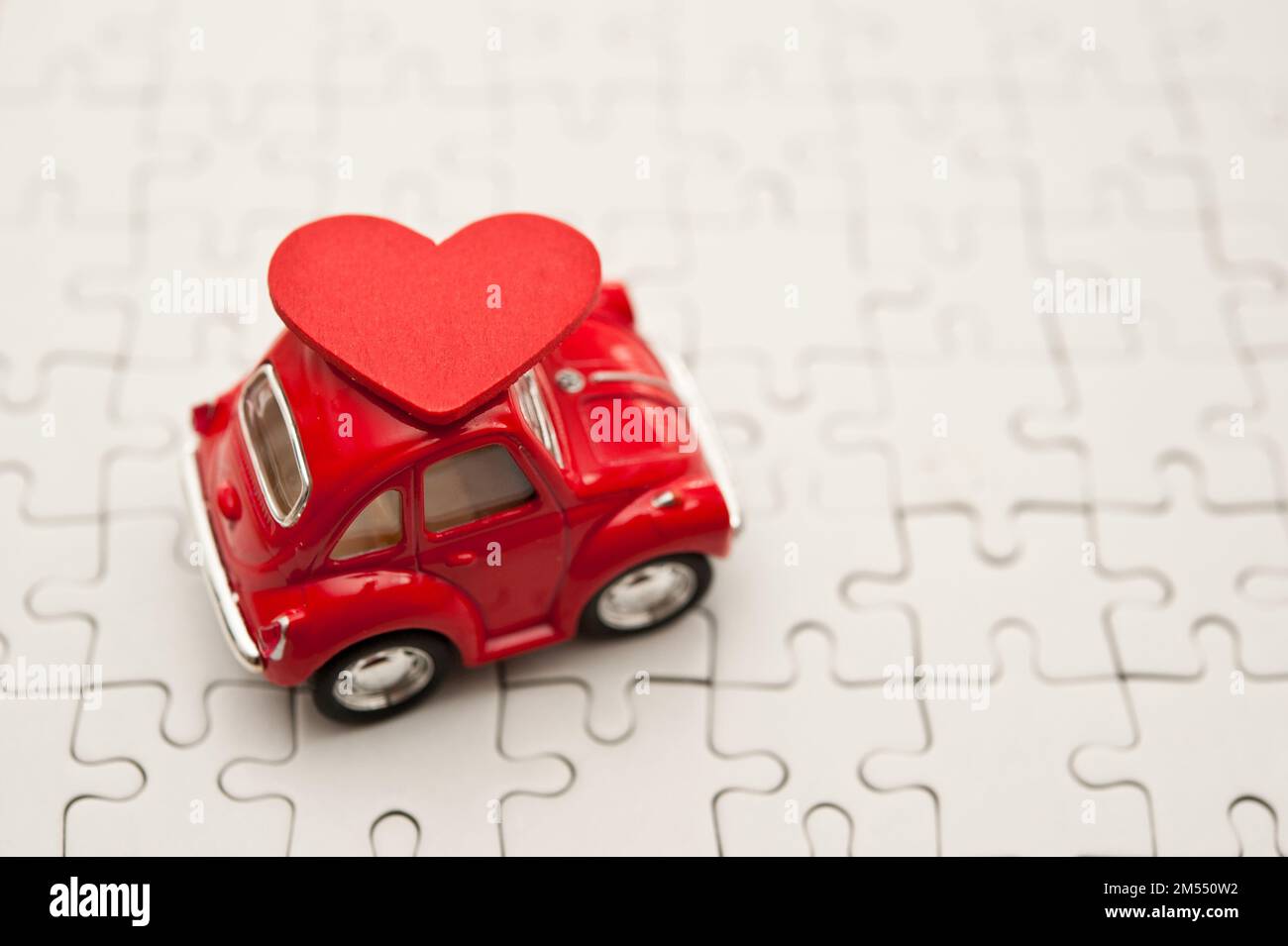 voiture jouet rouge et forme de coeur sur le dessus Banque D'Images