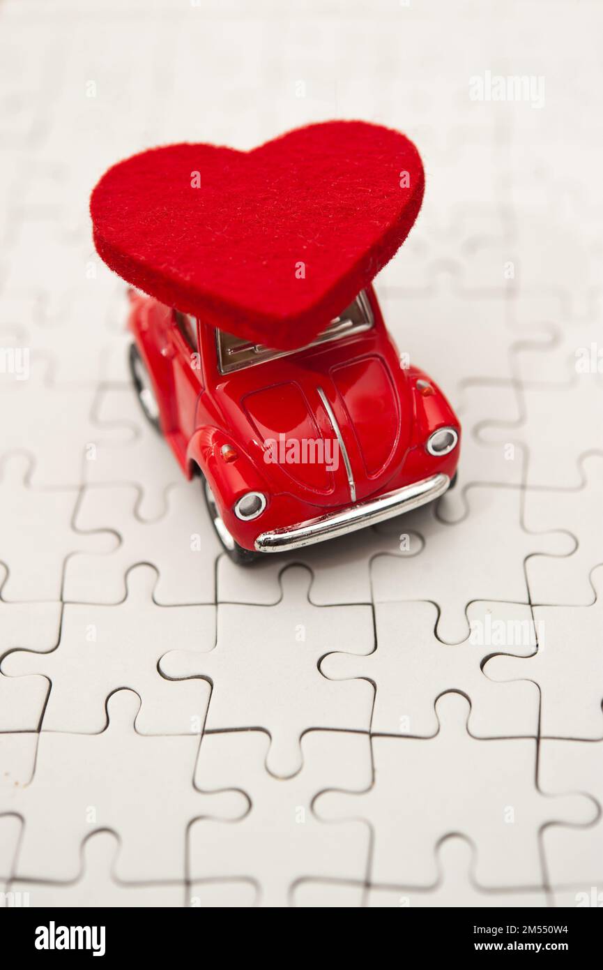 voiture jouet rouge et forme de coeur sur le dessus Banque D'Images
