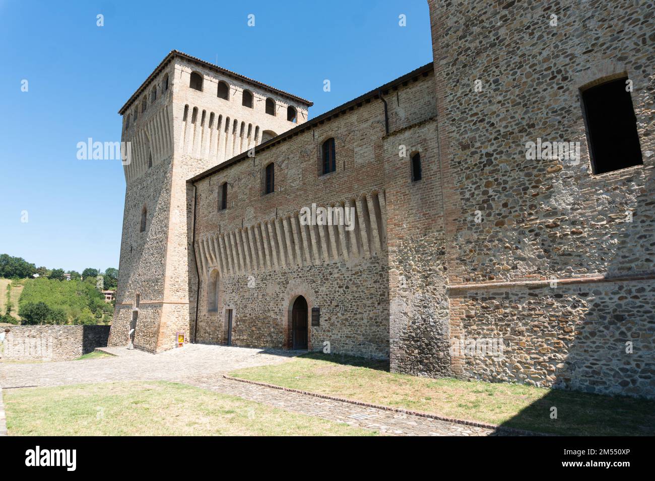 Torrechiara,Italie-31 juillet 2022:vue du château de Torrechiara dans la province de Parme pendant une journée ensoleillée Banque D'Images