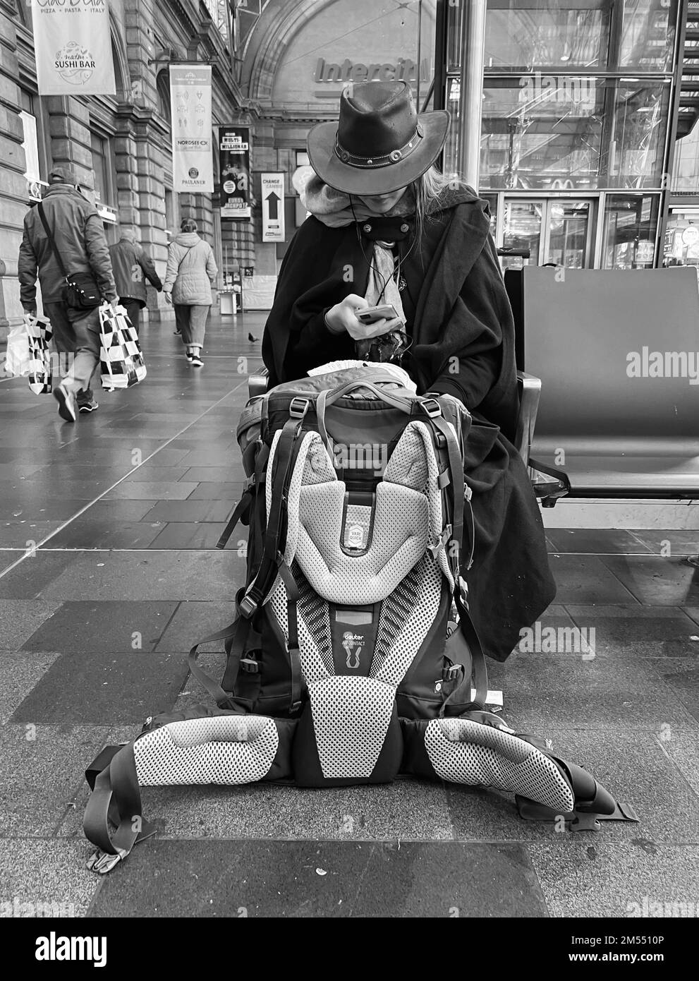 Femme avec chapeau attendant à la gare de Francfort Banque D'Images
