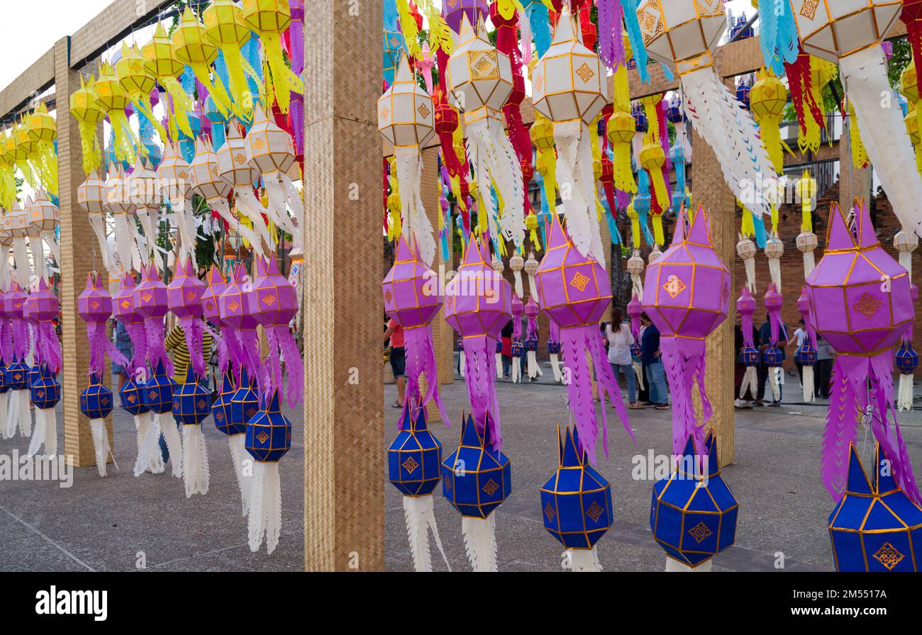 Chiang Mai, Thaïlande. 07 novembre 2022. Images de la ville de Chain Mai au festival Yi Peng and Loy Krathong. Touristes et locaux assistant à la célébration Banque D'Images