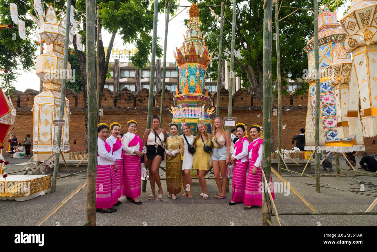 Chiang Mai, Thaïlande. 07 novembre 2022. Images de la ville de Chain Mai au festival Yi Peng and Loy Krathong. Les femmes et les touristes dans le dre thaïlandais traditionnel Banque D'Images