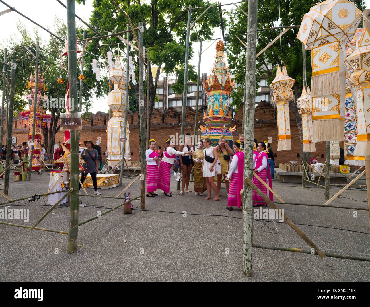Chiang Mai, Thaïlande. 07 novembre 2022. Images de la ville de Chain Mai au festival Yi Peng and Loy Krathong. Les femmes et les touristes dans le dre thaïlandais traditionnel Banque D'Images