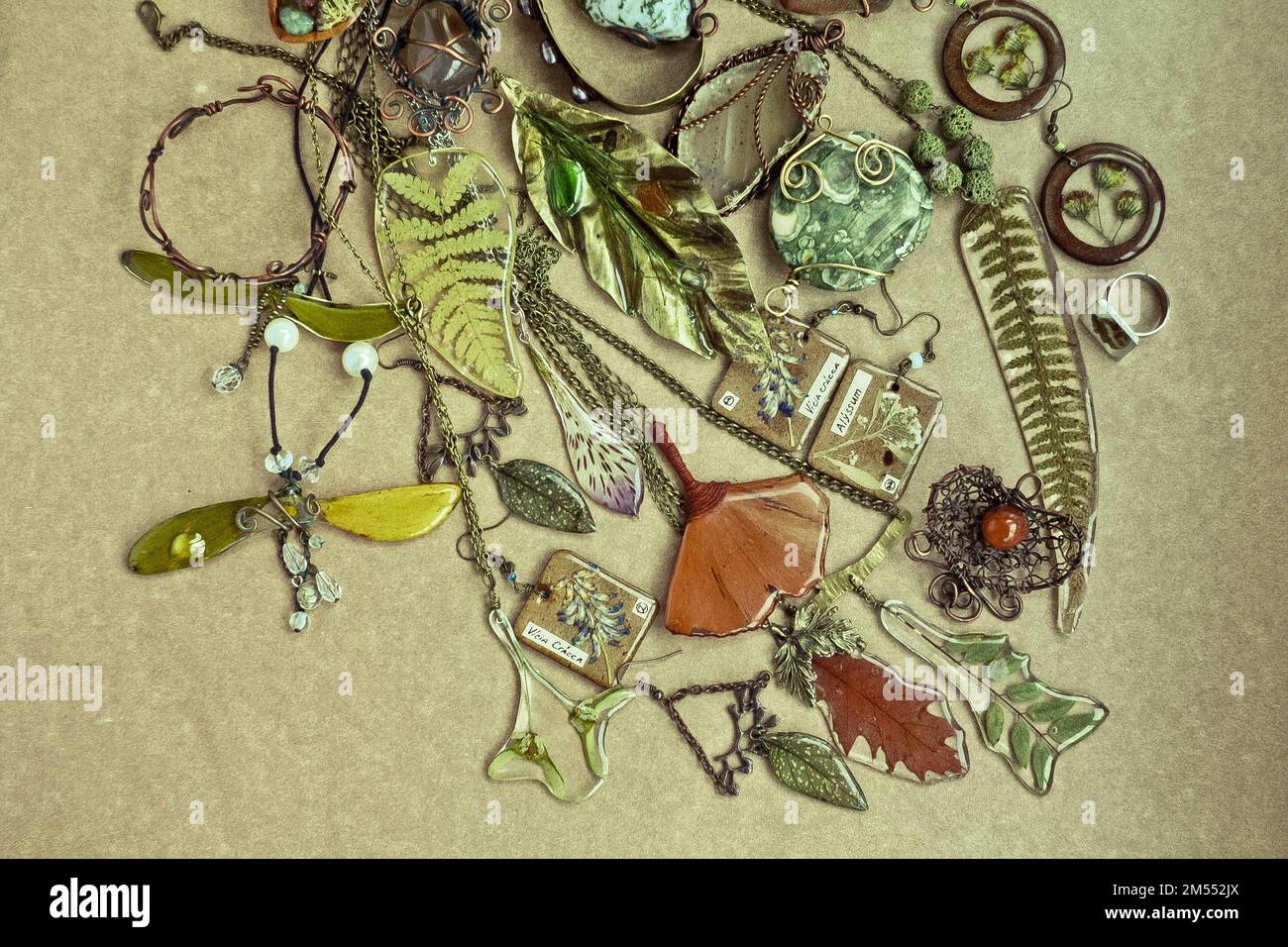 Gros plan sur un ensemble de vêtements style mojouterie avec éléments floraux Banque D'Images