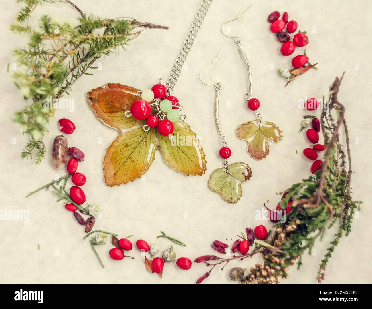 Gros plan bijouterie en résine époxyde et feuilles concept photo Banque D'Images