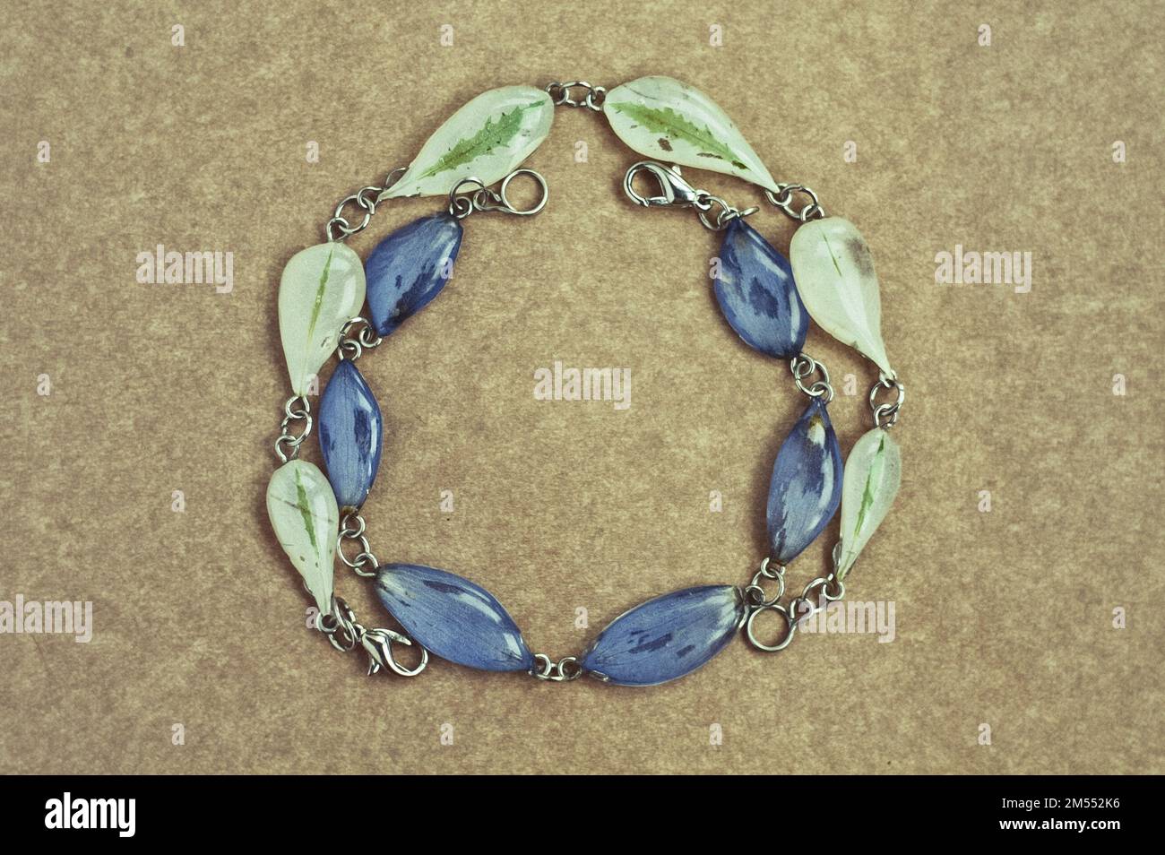 Gros plan sur des bracelets avec des pierres précieuses naturelles Banque D'Images