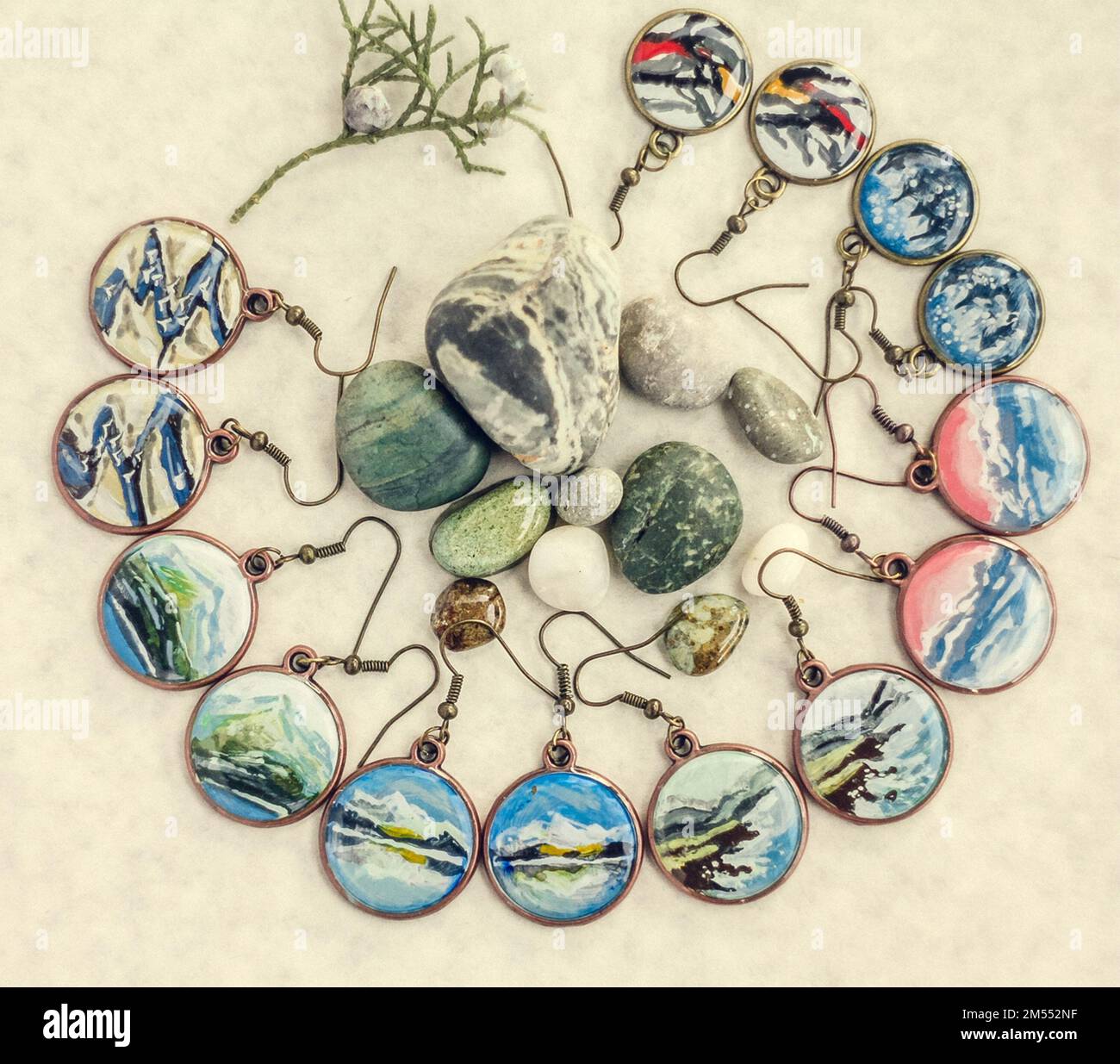 Gros plan boucles d'oreilles artisanales avec paysages et paysages urbains photo concept Banque D'Images