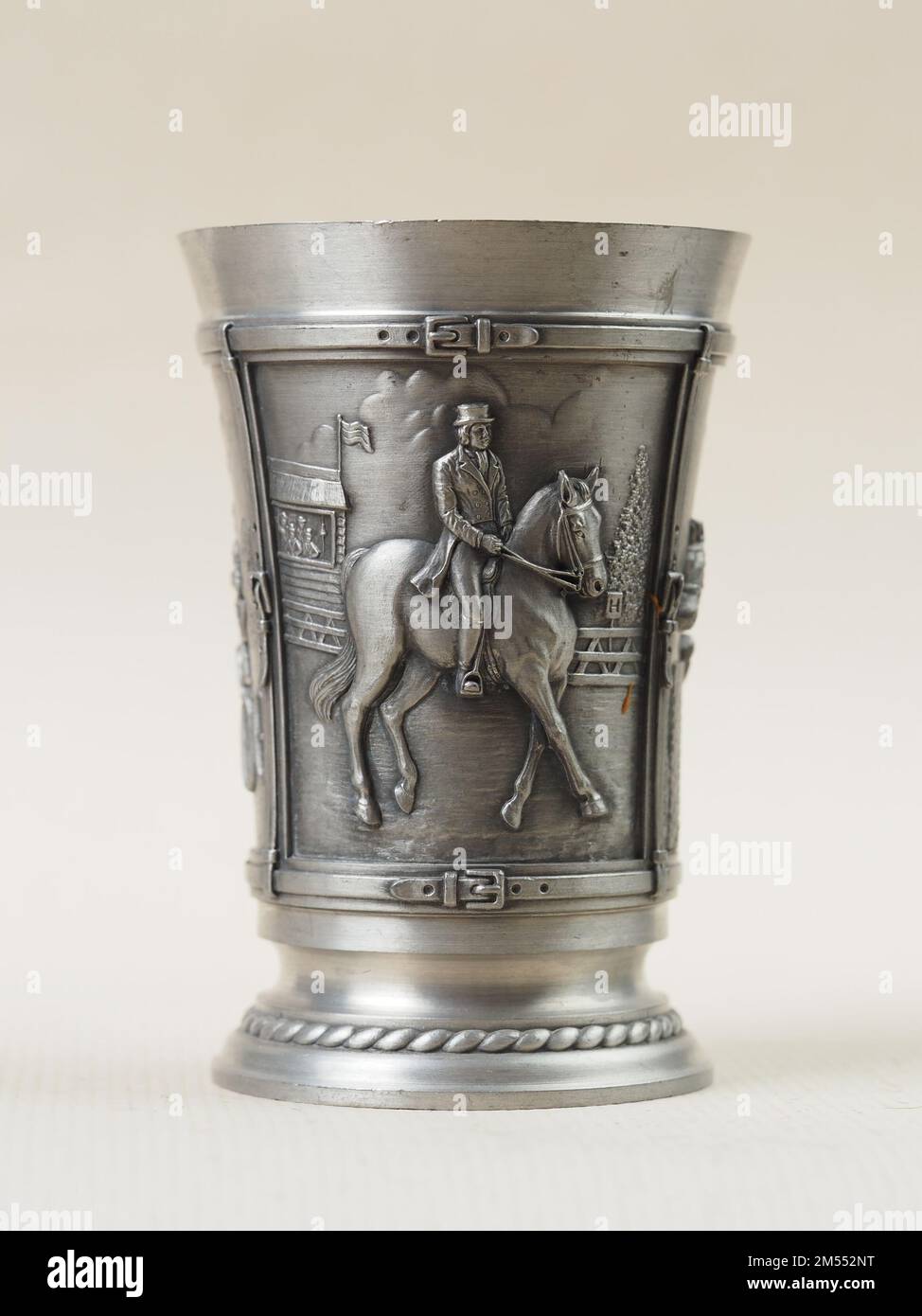 Garham, Allemagne. 24th décembre 2022. Verre à vin étain traditionnel allemand d'époque avec bas-relief représentant un cavalier à cheval. Les ustensiles traditionnels en étain ont été largement utilisés au cours des 16th-17th siècles. Aujourd'hui, il se trouve dans les collections de collectionneurs et les boutiques de souvenirs remplies d'artisanat moderne d'« antiquité ». (Photo par Igor Golovniov/SOPA Images/Sipa USA) crédit: SIPA USA/Alay Live News Banque D'Images