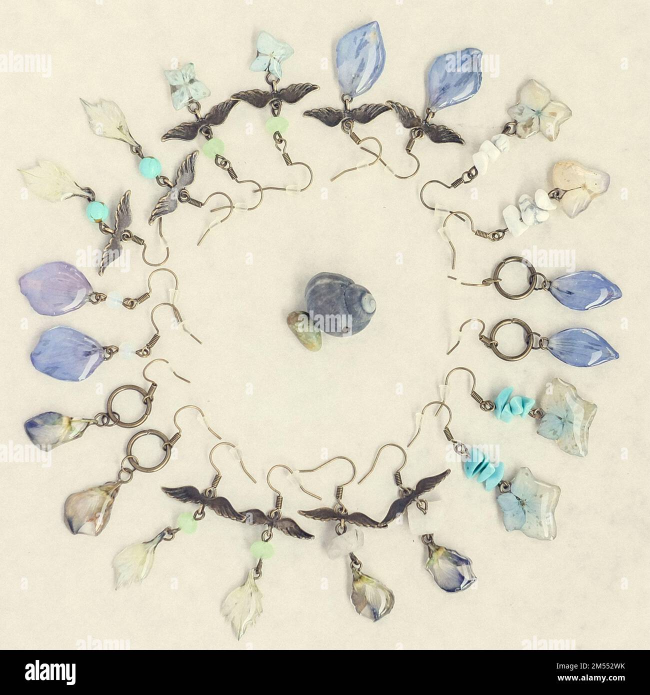 Gros plan sur des boucles d'oreilles stylées avec des pierres naturelles Banque D'Images