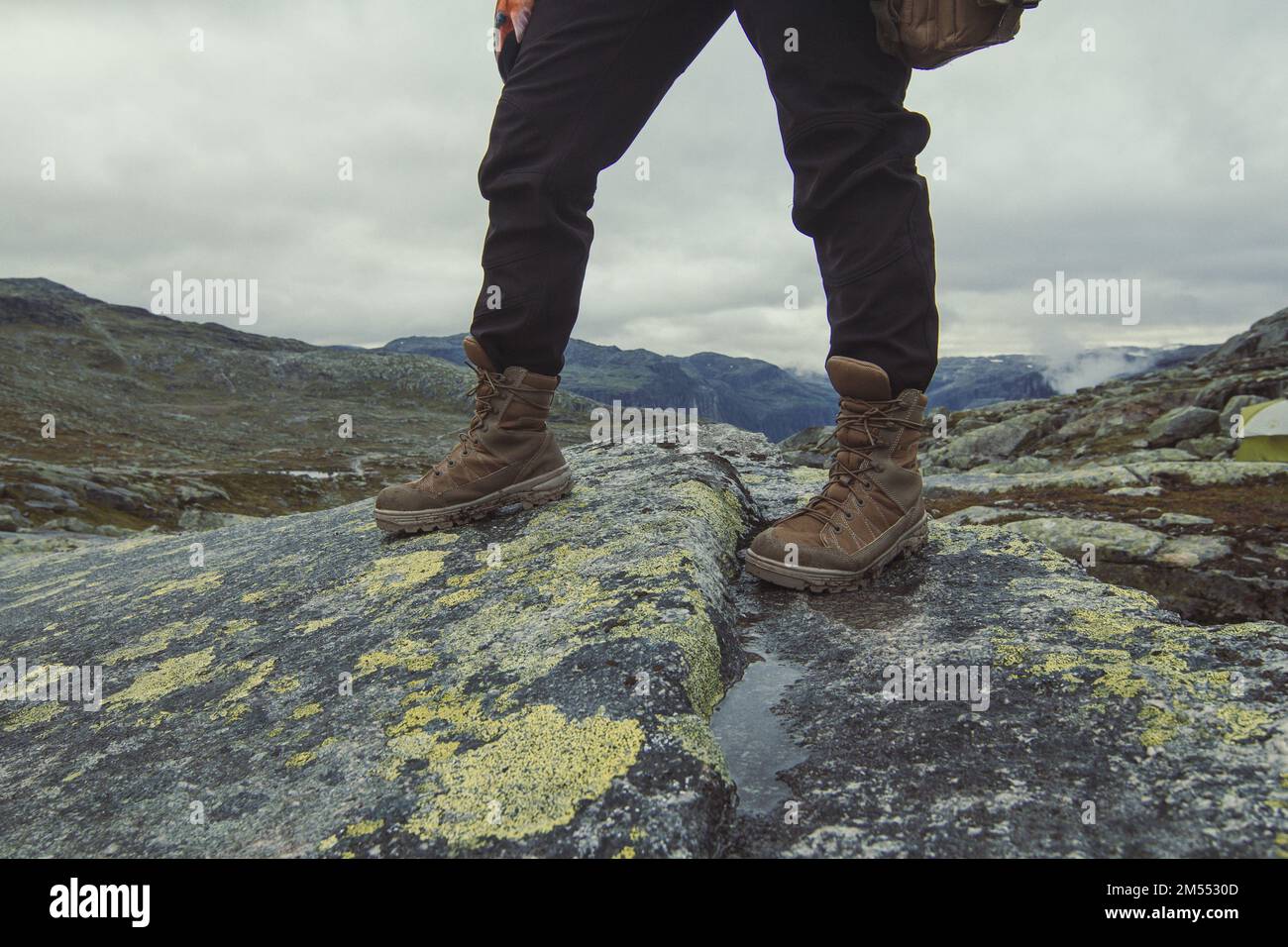 Tourisme debout sur la pierre à la photographie pittoresque des montagnes Banque D'Images