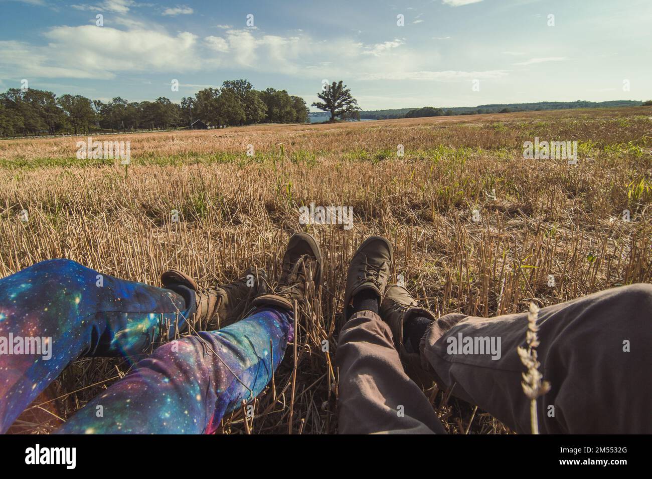 Gros plan touristes se reposant sur la prairie avec herbe fauchée concept photo Banque D'Images