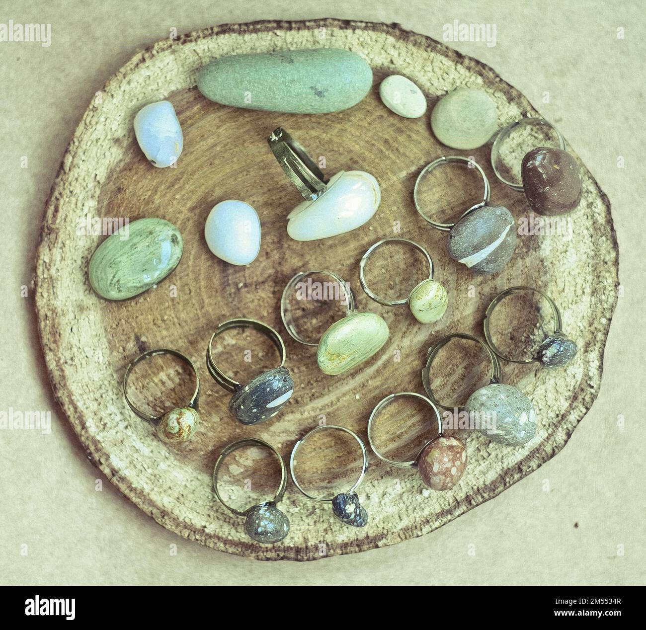 Gros plan sur des anneaux artisanaux en pierres naturelles sur une photo de concept de stub Banque D'Images