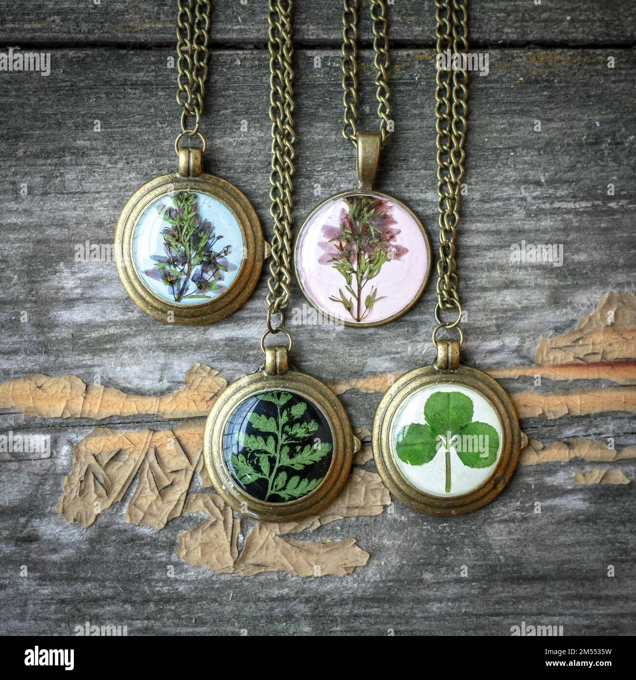 Gros plan des pendentifs avec fleurs sauvages et feuilles concept photo Banque D'Images