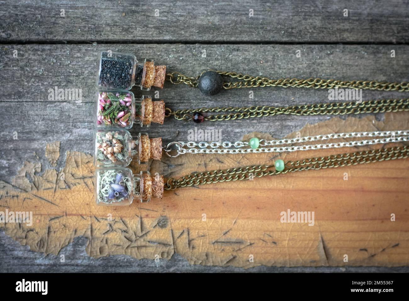 Gros plan plantes aromatiques pendentif bouteille avec chaînes concept photo Banque D'Images