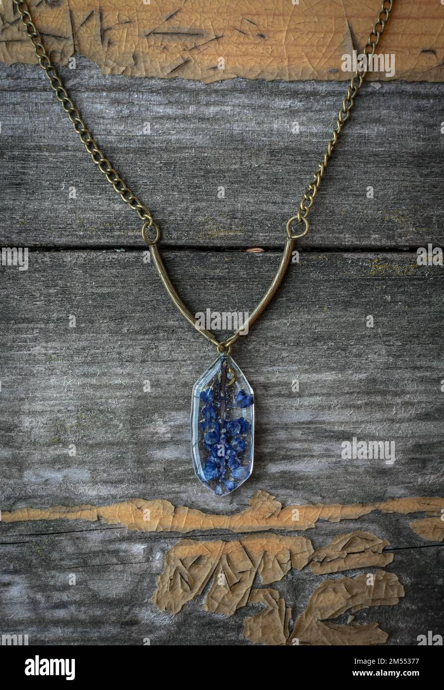 Pendentif gros plan avec petites fleurs bleues concept photo Banque D'Images