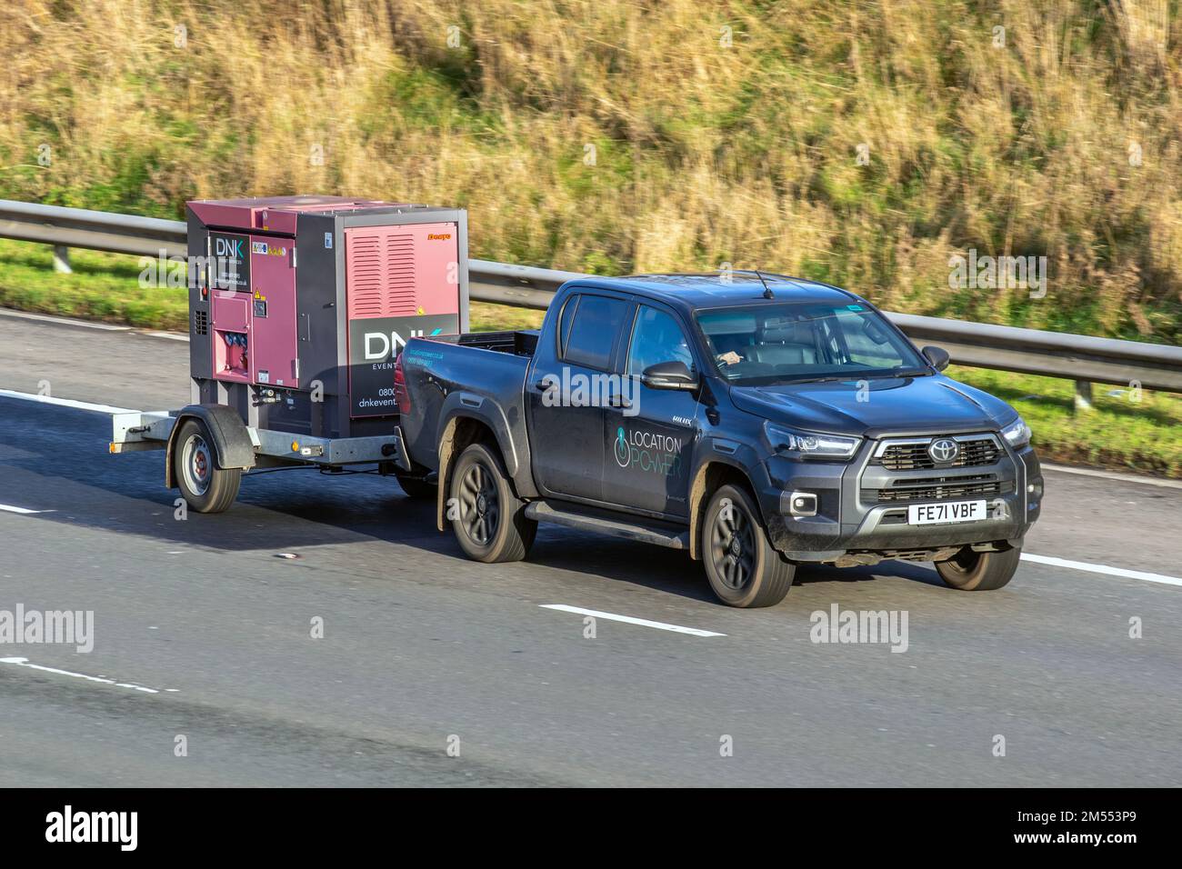DNK Event POWER Services de localisation sur remorque, remorqué par 2021Gray TOYOTA HILUX INVINCIBLE X 4WD D-4D ; sur l'autoroute M6, Manchester, Royaume-Uni Banque D'Images DNK Event POWER Services de localisation sur remorque, remorqué par 2021Gray TOYOTA HILUX INVINCIBLE X 4WD D-4D ; sur l'autoroute M6, Manchester, Royaume-Uni Banque D'Images