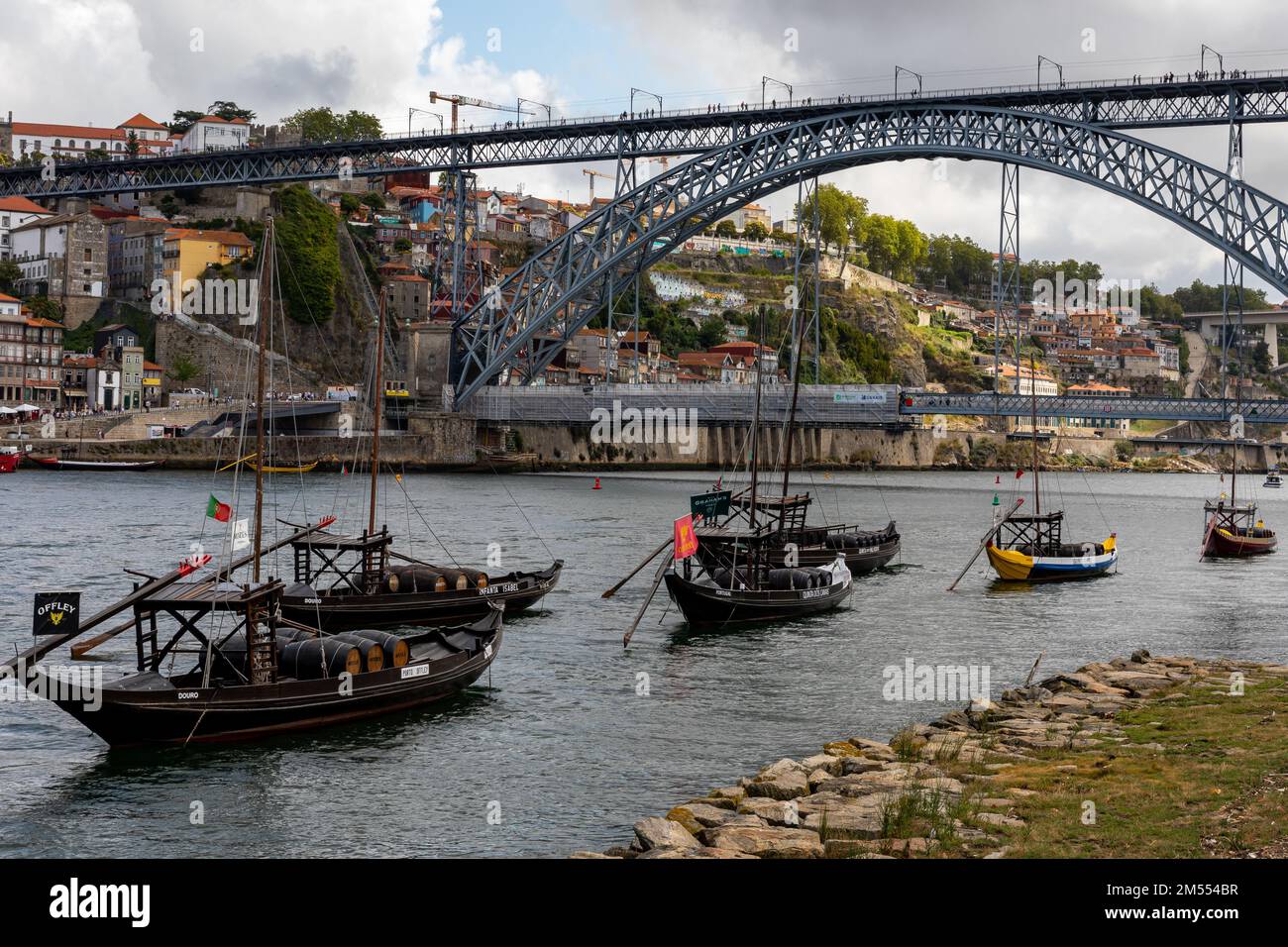 Bateaux traditionnels sur Rio Douro. La vieille ville du Portugal et le pont Dom Luis I à Porto, Portugal. Banque D'Images