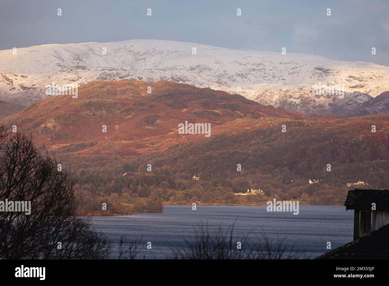 Lac Windermere Cumbria 26th décembre 2022 .UK Météo neige de nuit sur les coquillages au-dessus du lac Windermere crédit: Gordon Shoosmith/Alay Live News Banque D'Images